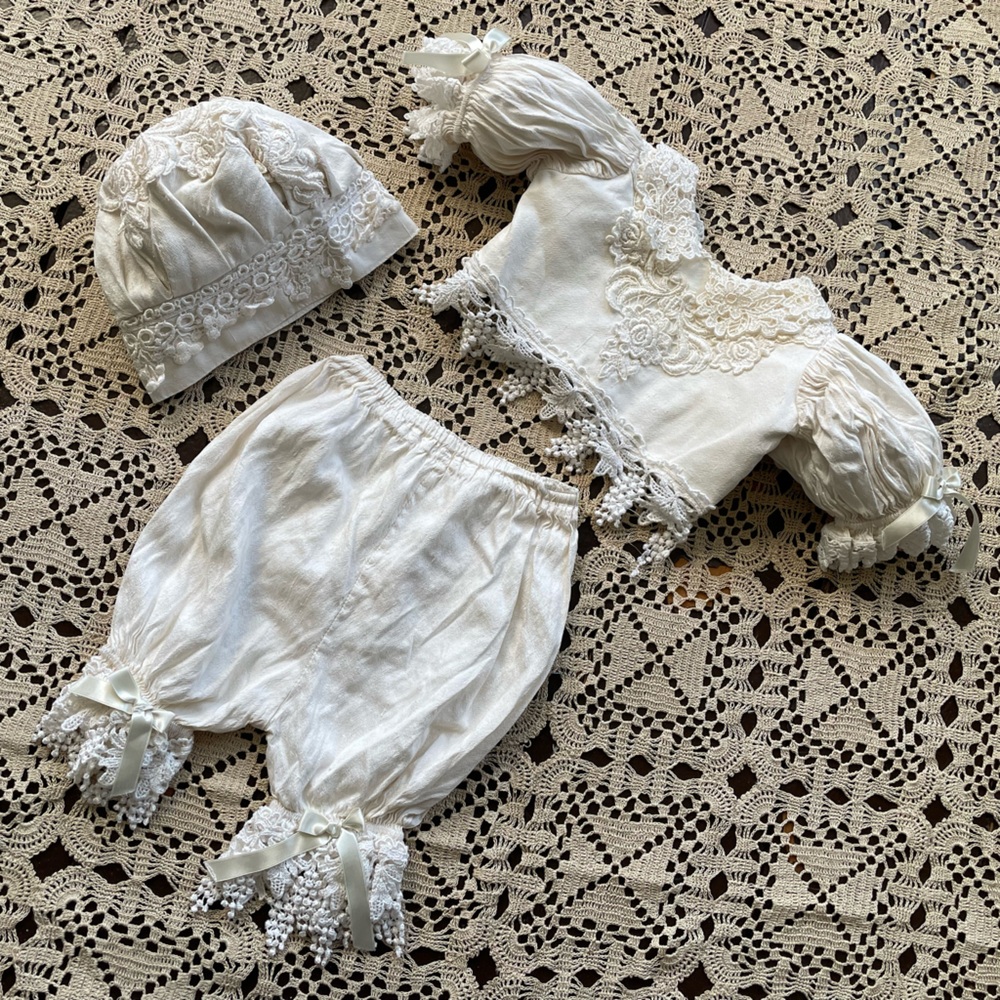 Vintage Handmaiden Ivory Silk Baby Outfit 3 piece Set Top Bloomers & Hat 6M - Picture 10 of 12